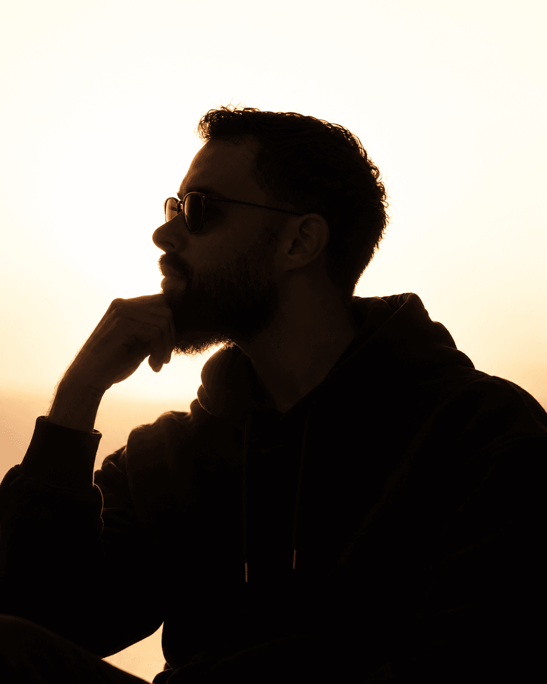 Portrait de Mehdy Chouieb en contre-jour