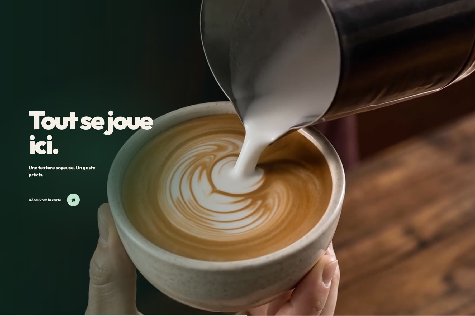 Film de latte art piloté au scroll — étape intermédiaire